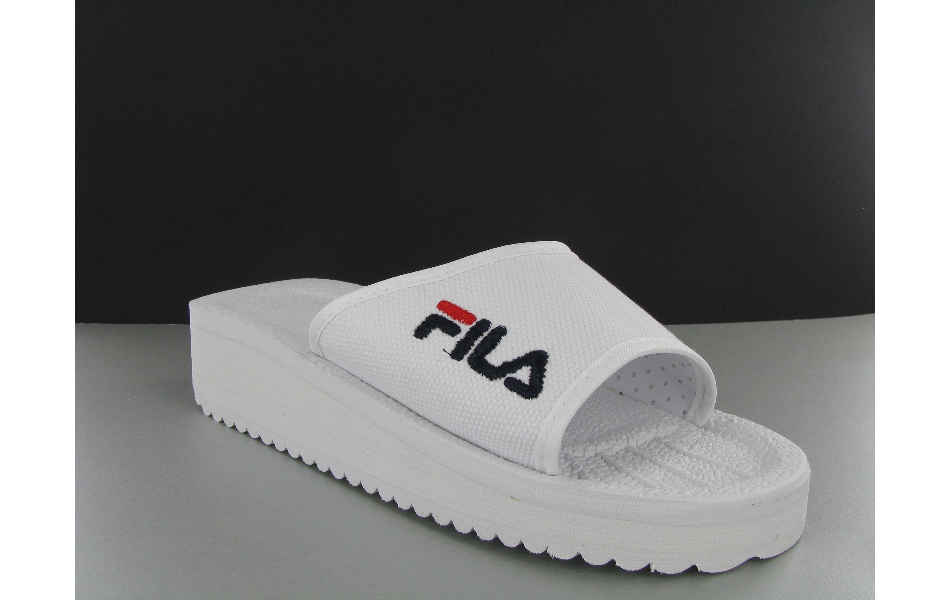 Fila tomaia sales slipper